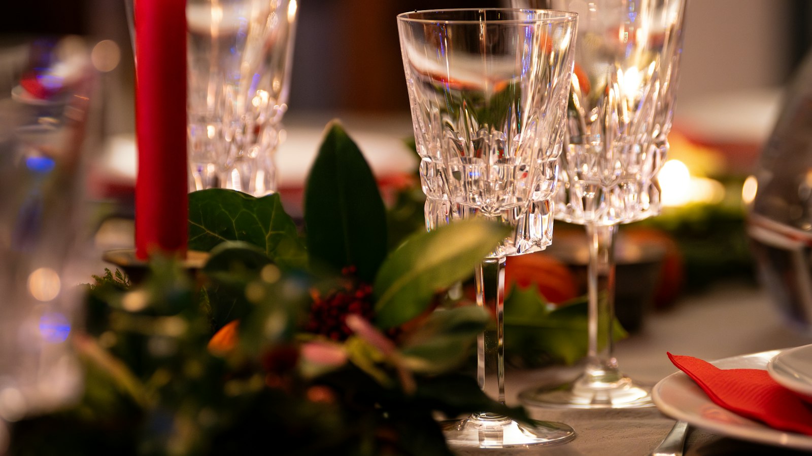 Table dressée pour un repas de fête aux chandelles : les jours fériés en HCR