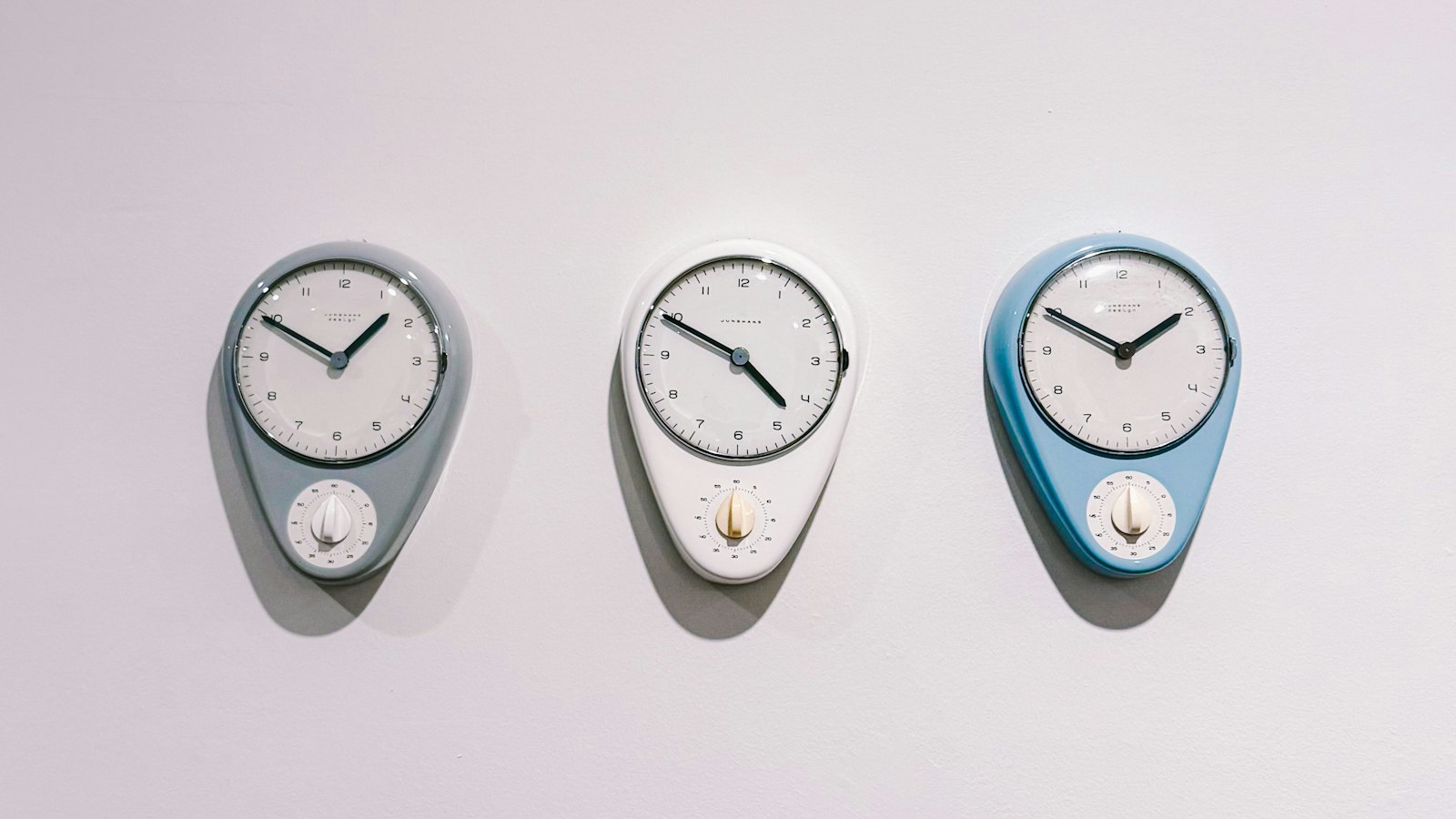 Trois horloges murales côte à côte : les durées maximales et l'amplitude de la journée en HCR