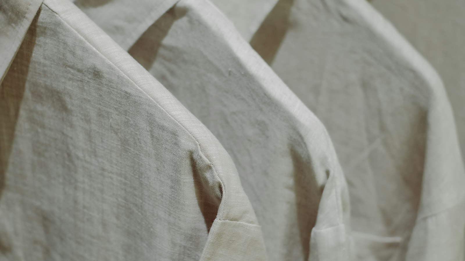 Chemises blanches sur des cintres en bois : le temps d'habillage et de déshabillage en HCR