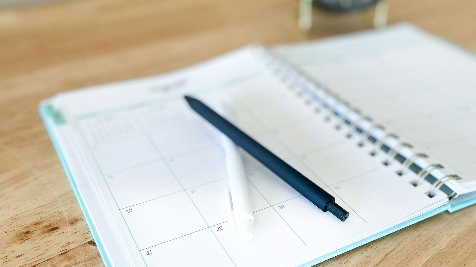 Agenda ouvert et stylo sur un bureau : le forfait annuel en jours en HCR