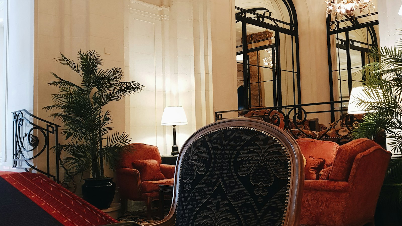 Salon d'un grand hôtel aux fauteuils rouges et plantes vertes : le cadre dirigeant d'hôtel ou de restaurant