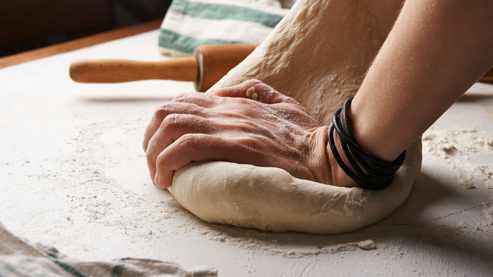 Mains pétrissant une pâte près d'un rouleau à pâtisserie : les horaires des apprentis mineurs en HCR