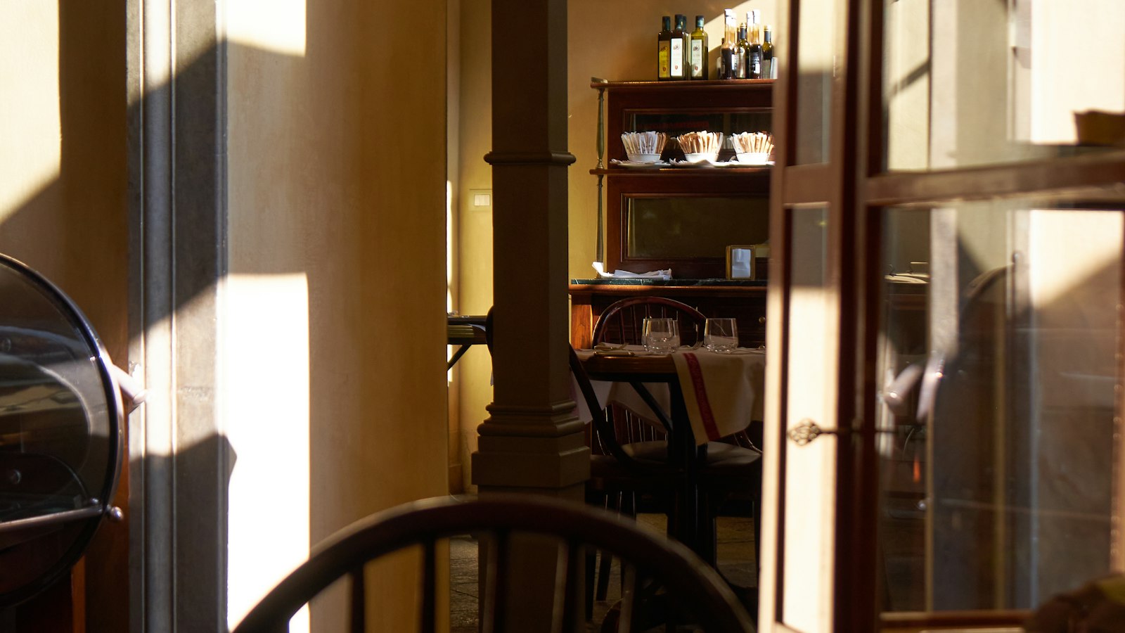 Salle de café vide dans la lumière de l'après-midi : les coupures et le repos quotidien en HCR