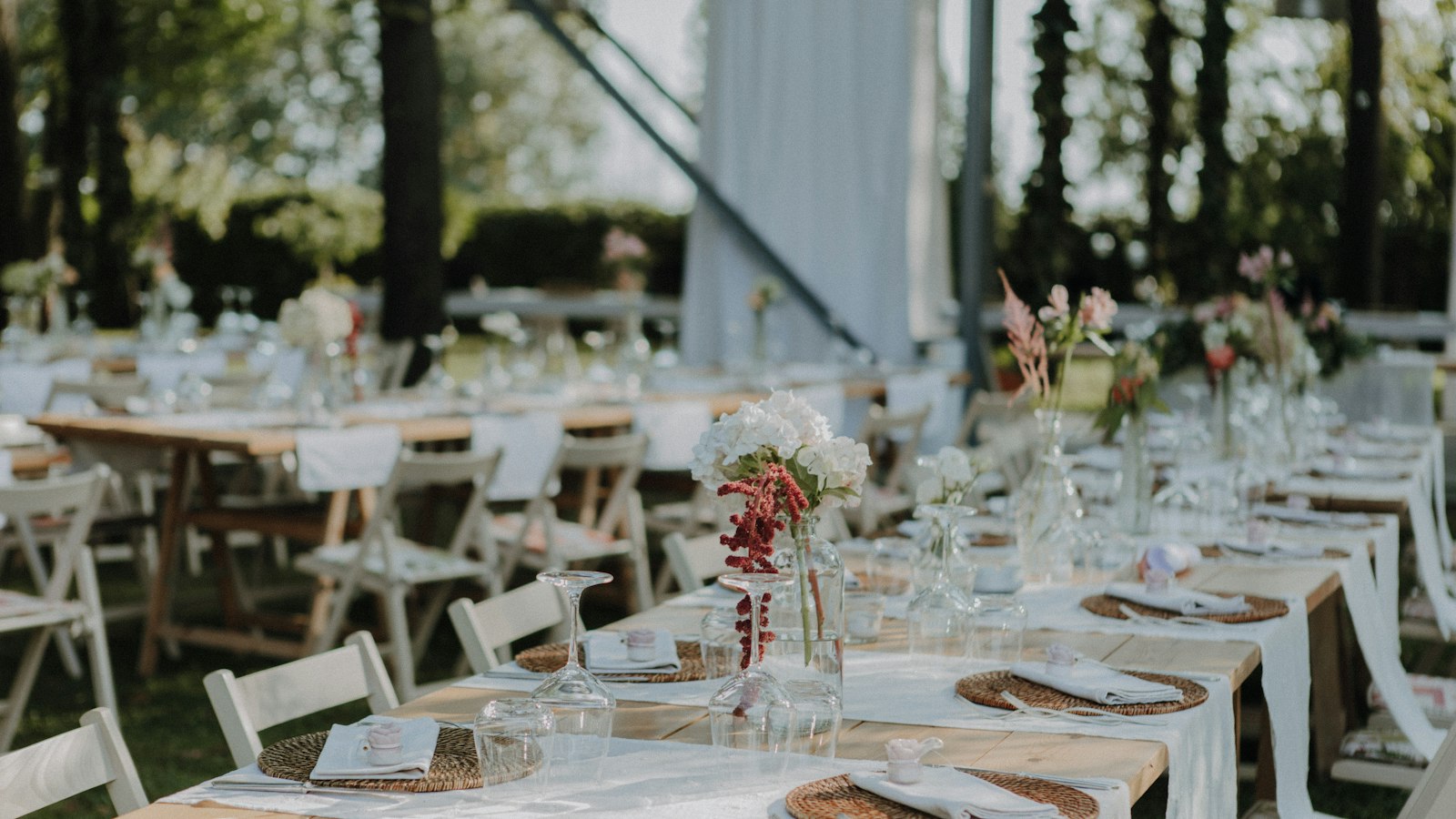Tables dressées en plein air pour la saison : l'aménagement du temps de travail sur l'année en HCR