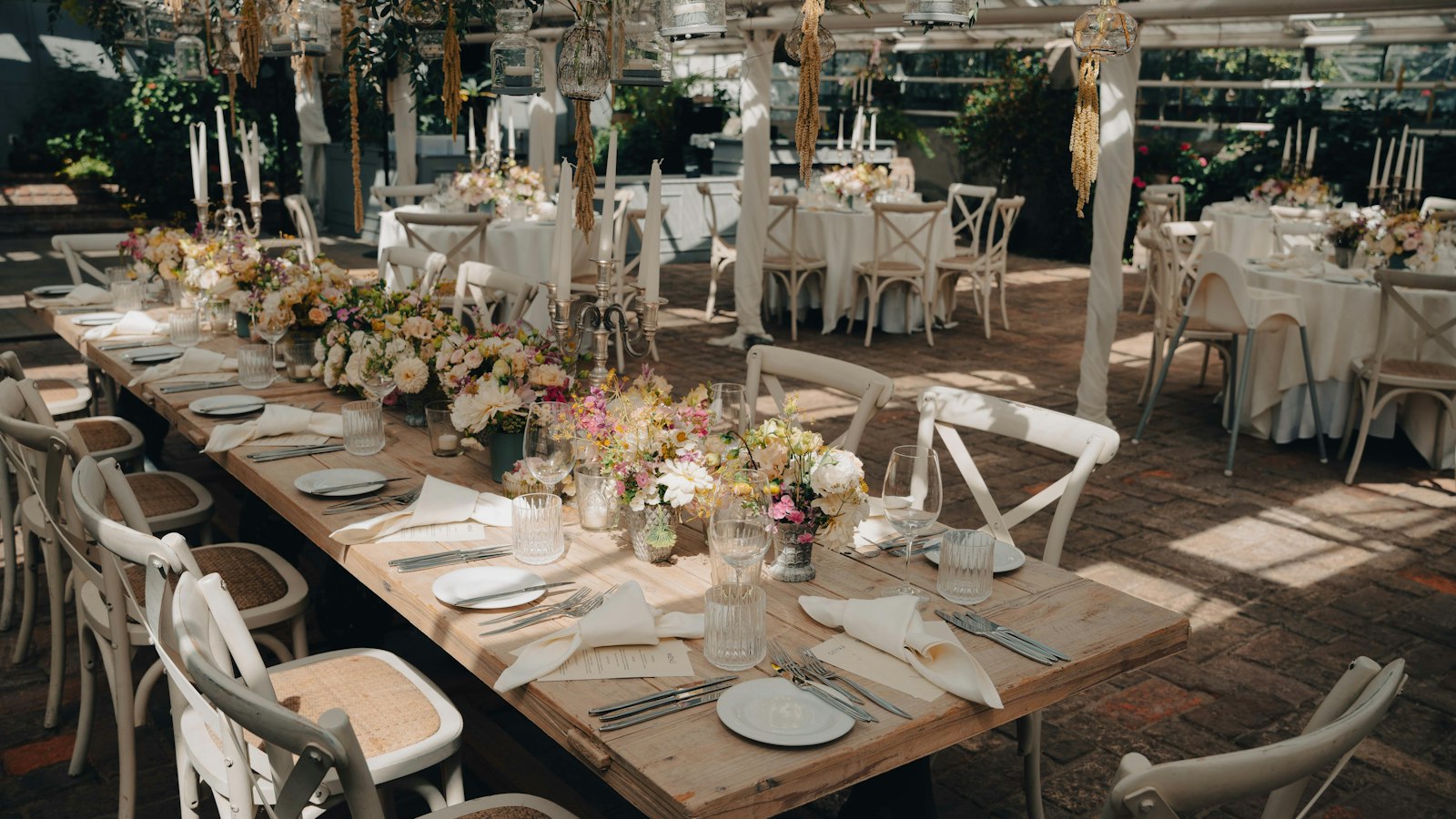 Salle de réception dressée pour un repas de mariage : les congés pour événements familiaux en HCR