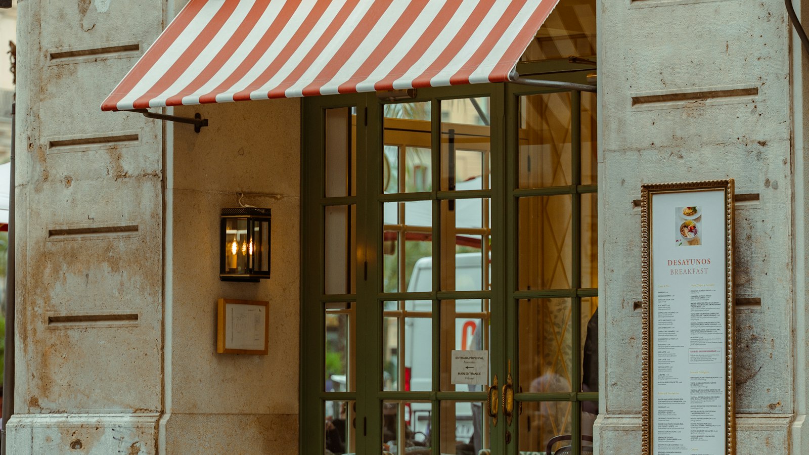 Devanture de café abritée par un auvent rayé : le régime de prévoyance des salariés HCR
