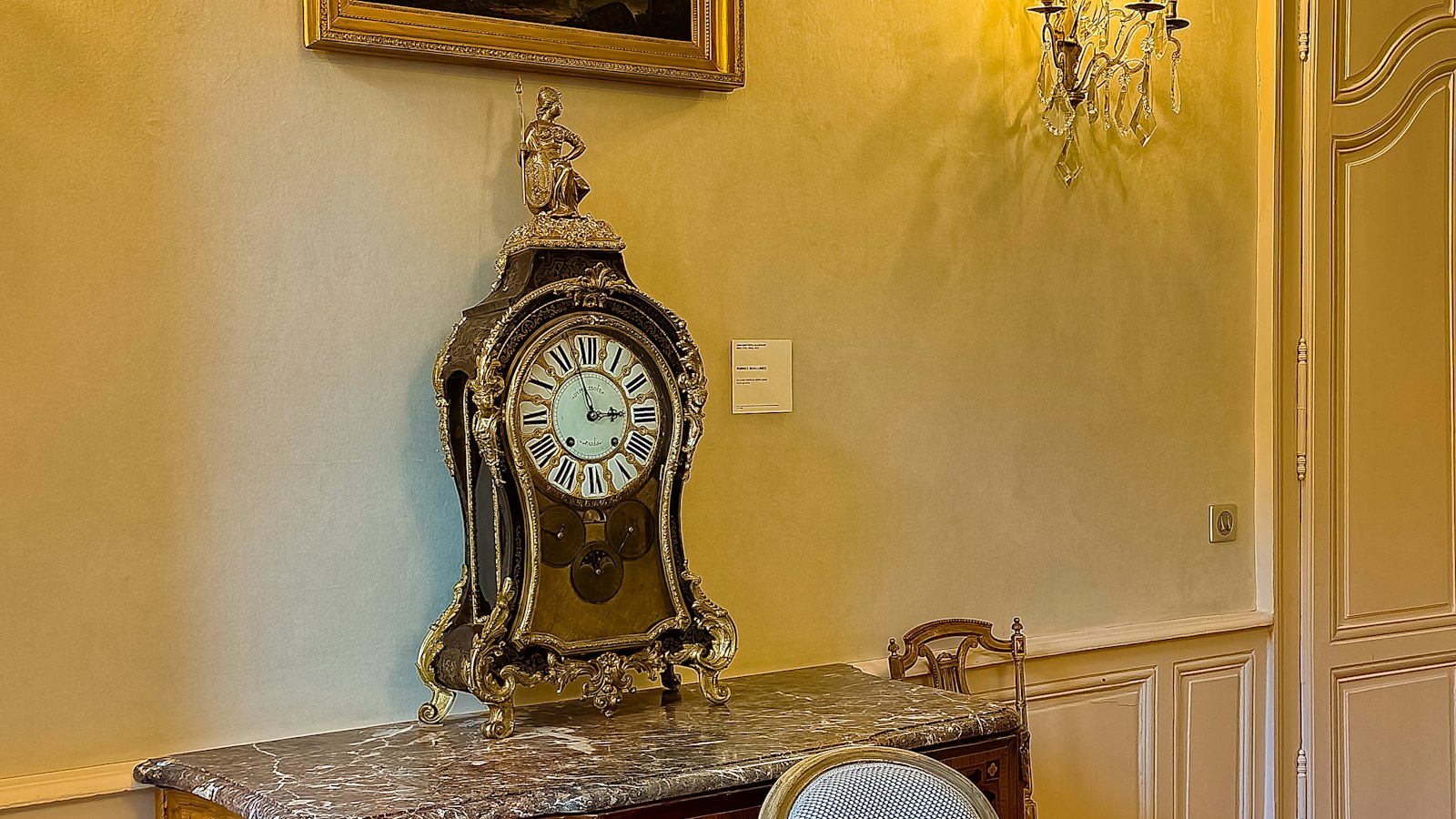 Pendule ancienne sur une commode dans une chambre d'hôtel : la durée du travail dans les hôtels, cafés, restaurants