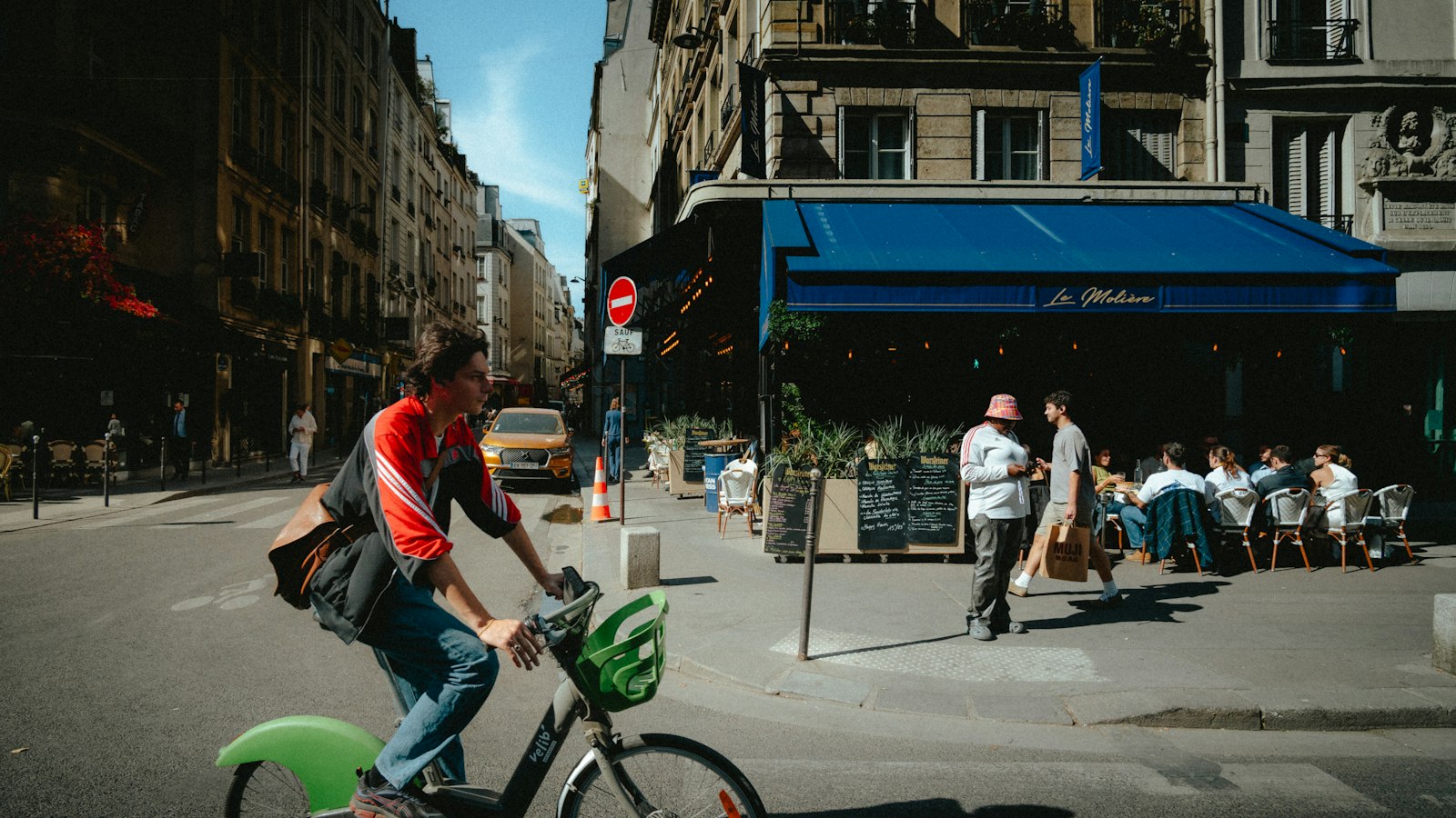 Cycliste passant devant la terrasse d'un café : le recours aux extras indépendants et aux plateformes dans les hôtels, cafés, restaurants