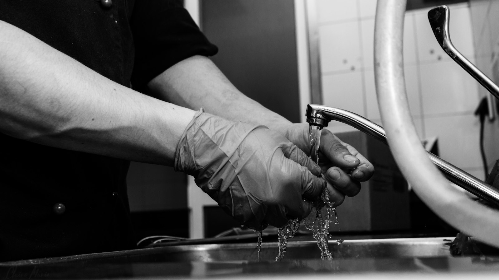 Lavage des mains à l'évier d'une cuisine : le suivi médical des salariés dans les hôtels, cafés, restaurants