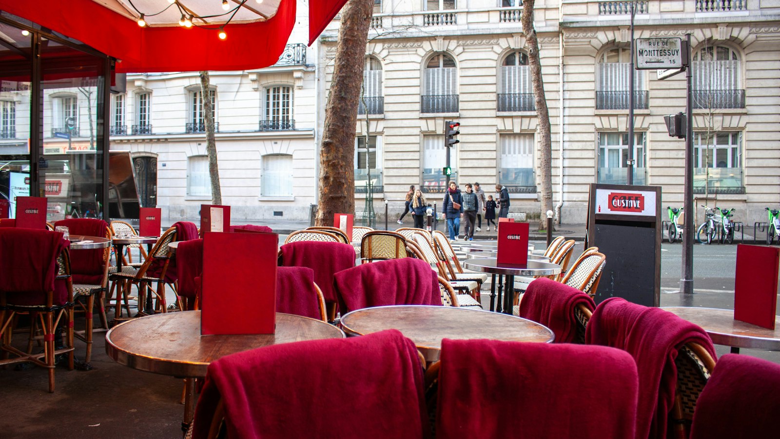 Terrasse de bistrot parisien aux chaises rouges : la rupture conventionnelle dans les hôtels, cafés, restaurants