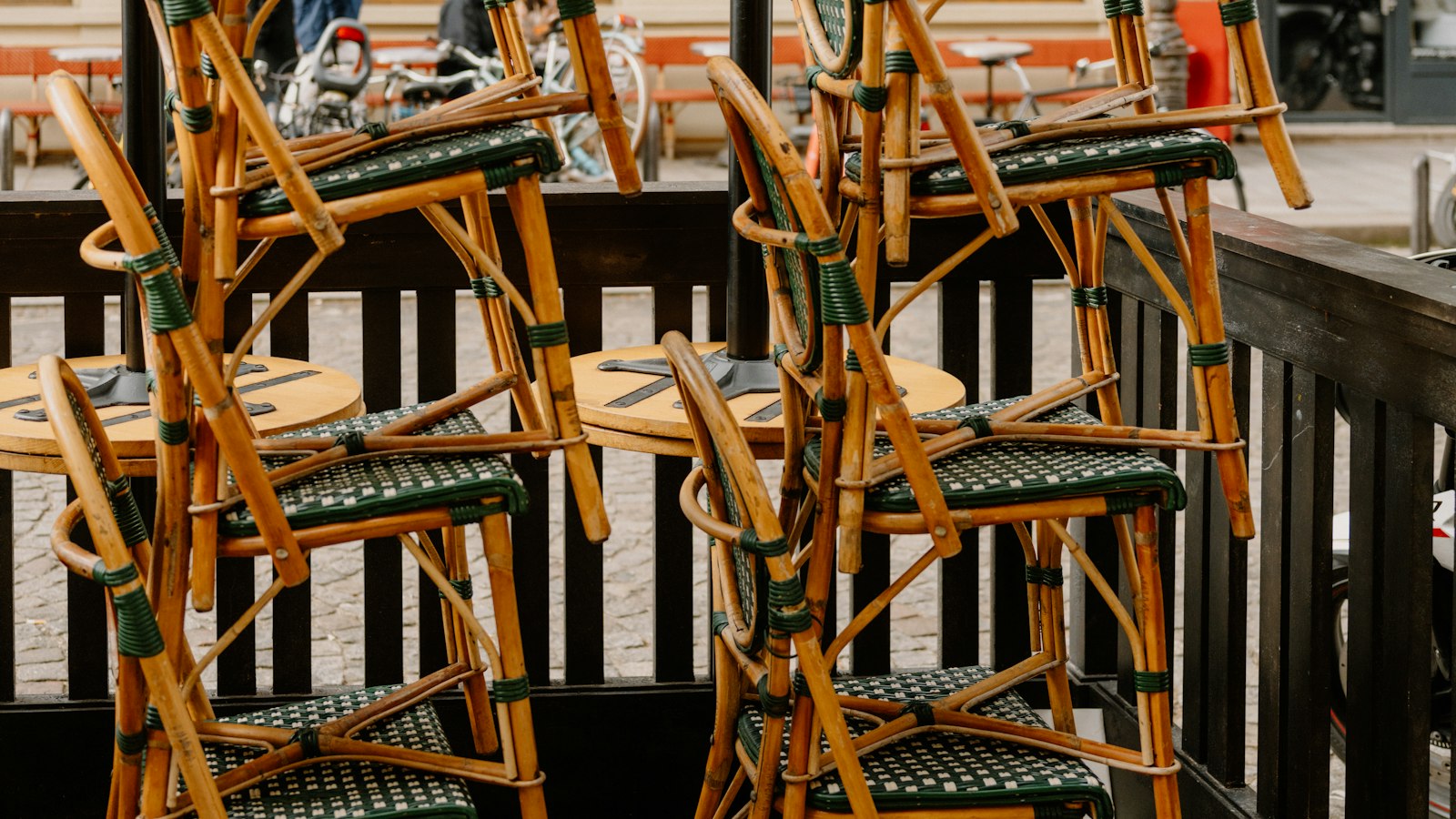 Chaises empilées devant un café fermé : l'abandon de poste dans les hôtels, cafés, restaurants