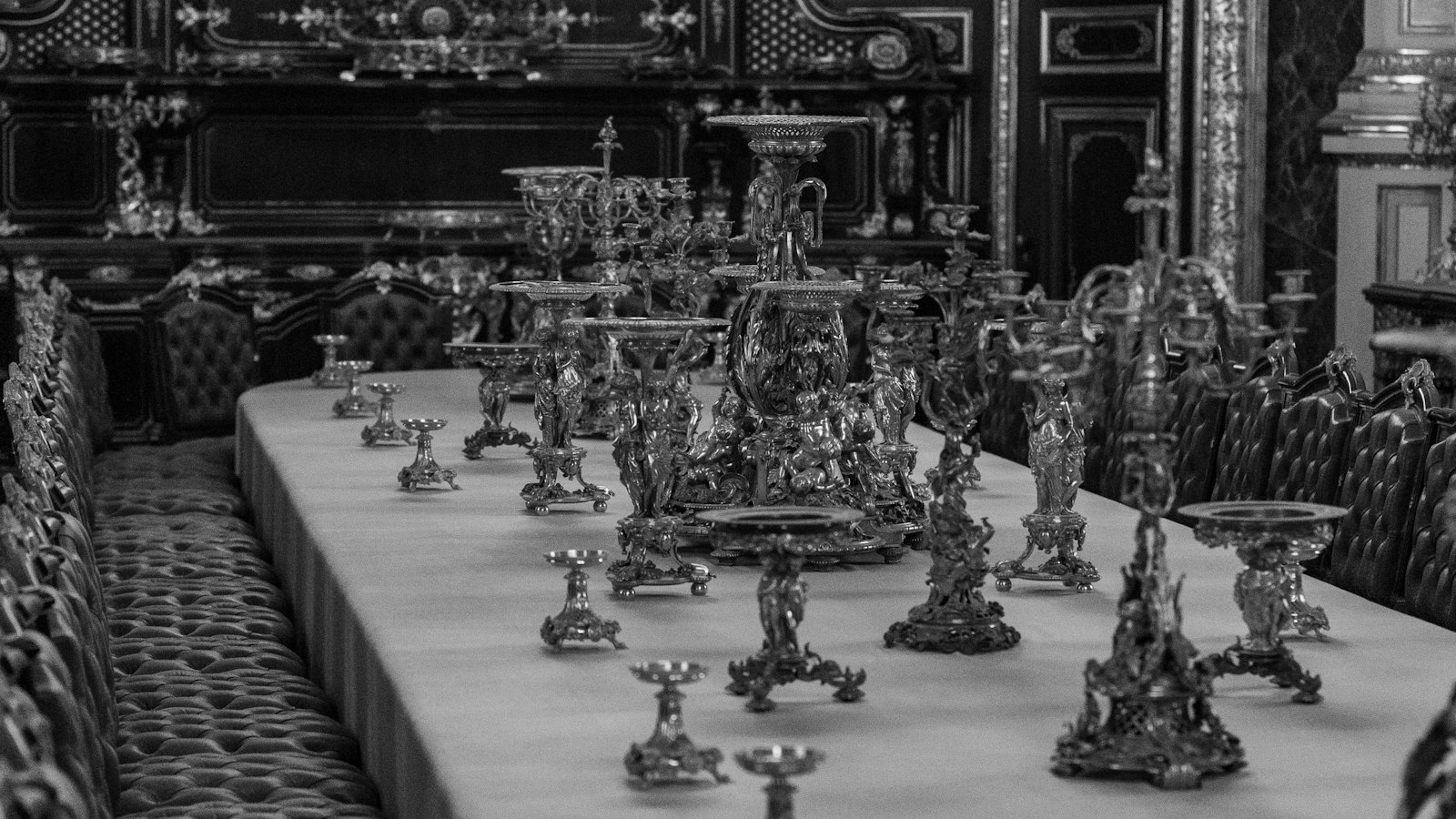 Longue table de banquet avec candélabres sous un lustre : la négociation d'un accord dans les hôtels, cafés, restaurants