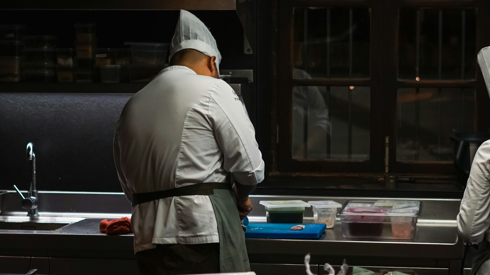 Cuisiniers dressant des assiettes dans la cuisine d'un restaurant : le calcul de l'effectif et le CSE dans les hôtels, cafés, restaurants