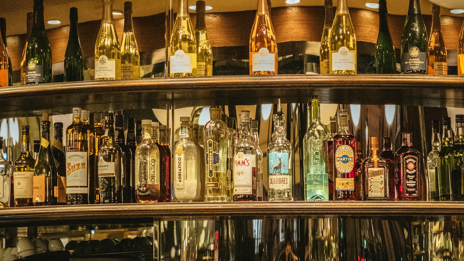 Étagères de bouteilles d'alcool derrière le comptoir d'un bar : l'alcool et les stupéfiants dans l'établissement dans les hôtels, cafés, restaurants