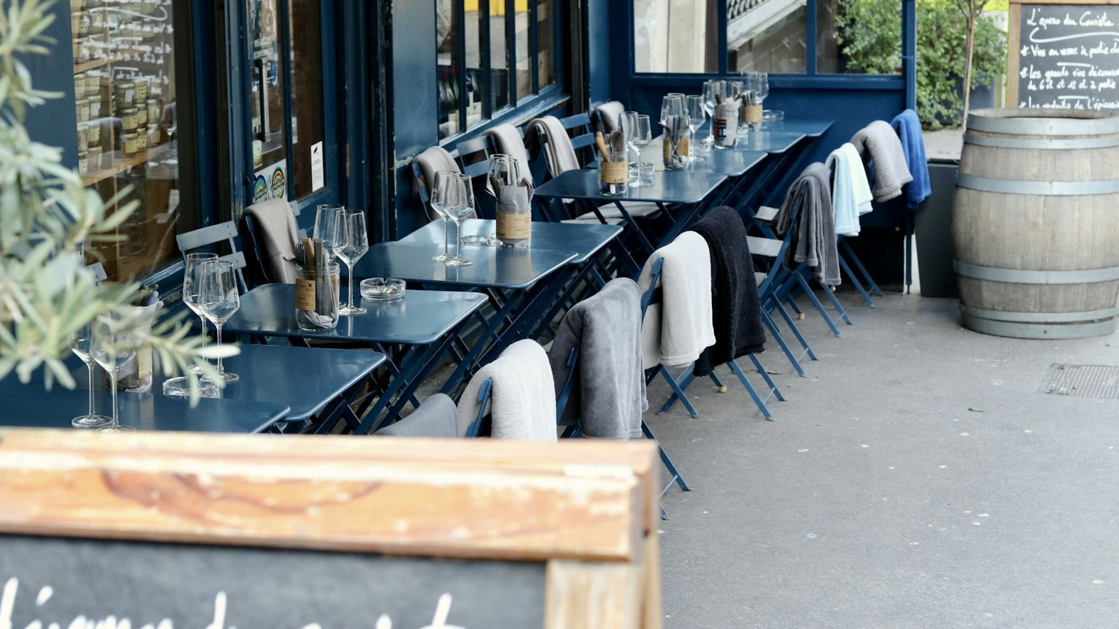 Rangée de tables vides devant un restaurant : le licenciement économique dans les hôtels, cafés, restaurants