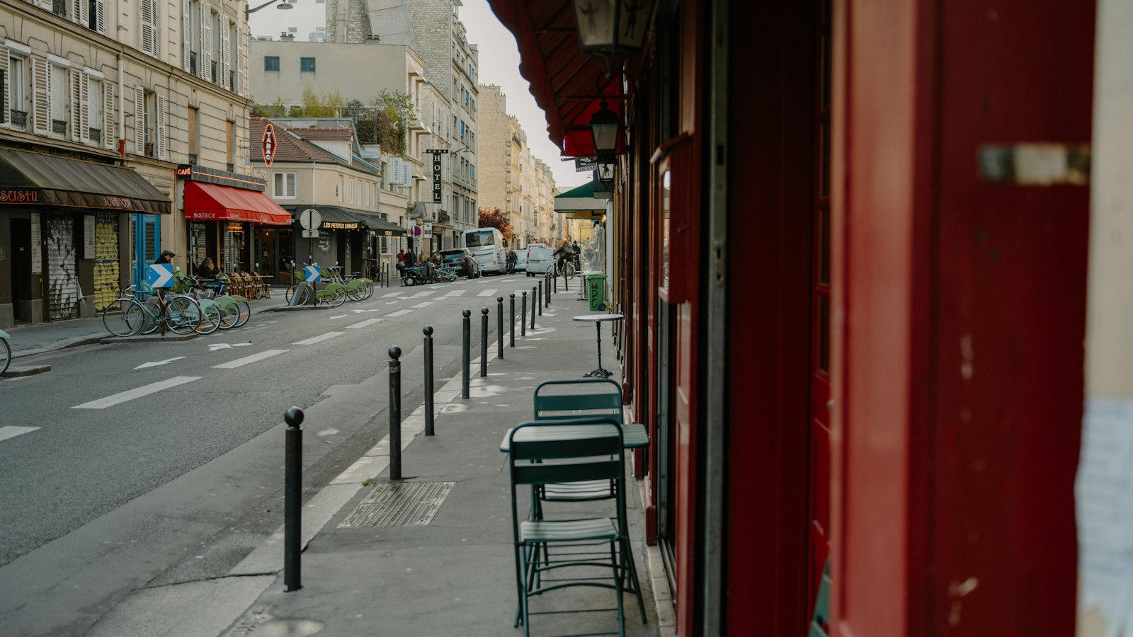 Tables de café vides sur un trottoir parisien : l'activité partielle dans les hôtels, cafés, restaurants