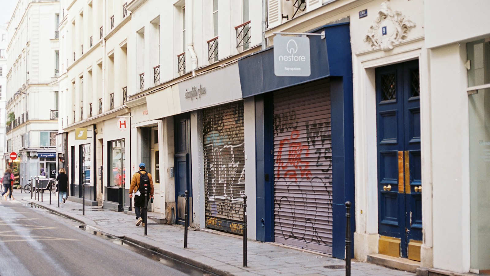 Rue aux commerces fermés avec un passant : la fermeture administrative et ses effets sur les salariés dans les hôtels, cafés, restaurants