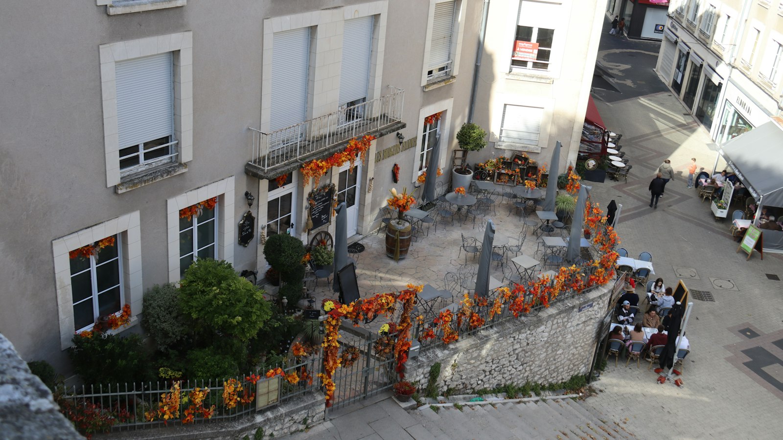 Terrasse de café décorée pour l'automne : le calendrier social de l'employeur dans les hôtels, cafés, restaurants