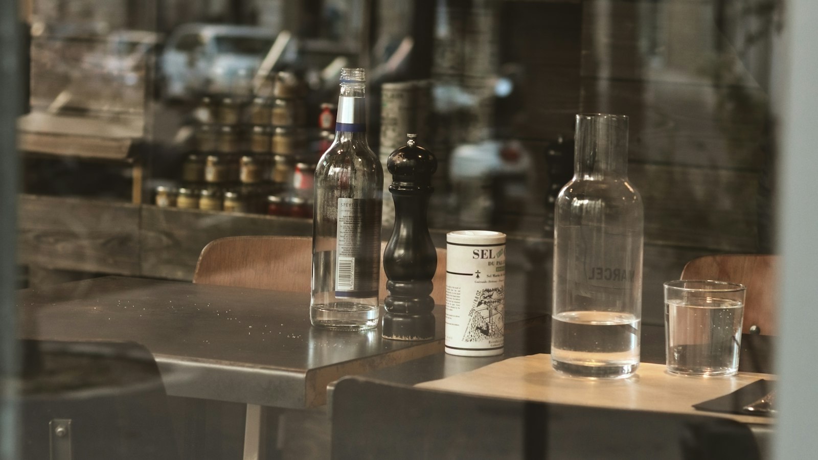 Comptoir de bistrot parisien avec bouteilles et verres : les actualités sociales de l'hôtellerie-restauration dans les hôtels, cafés, restaurants