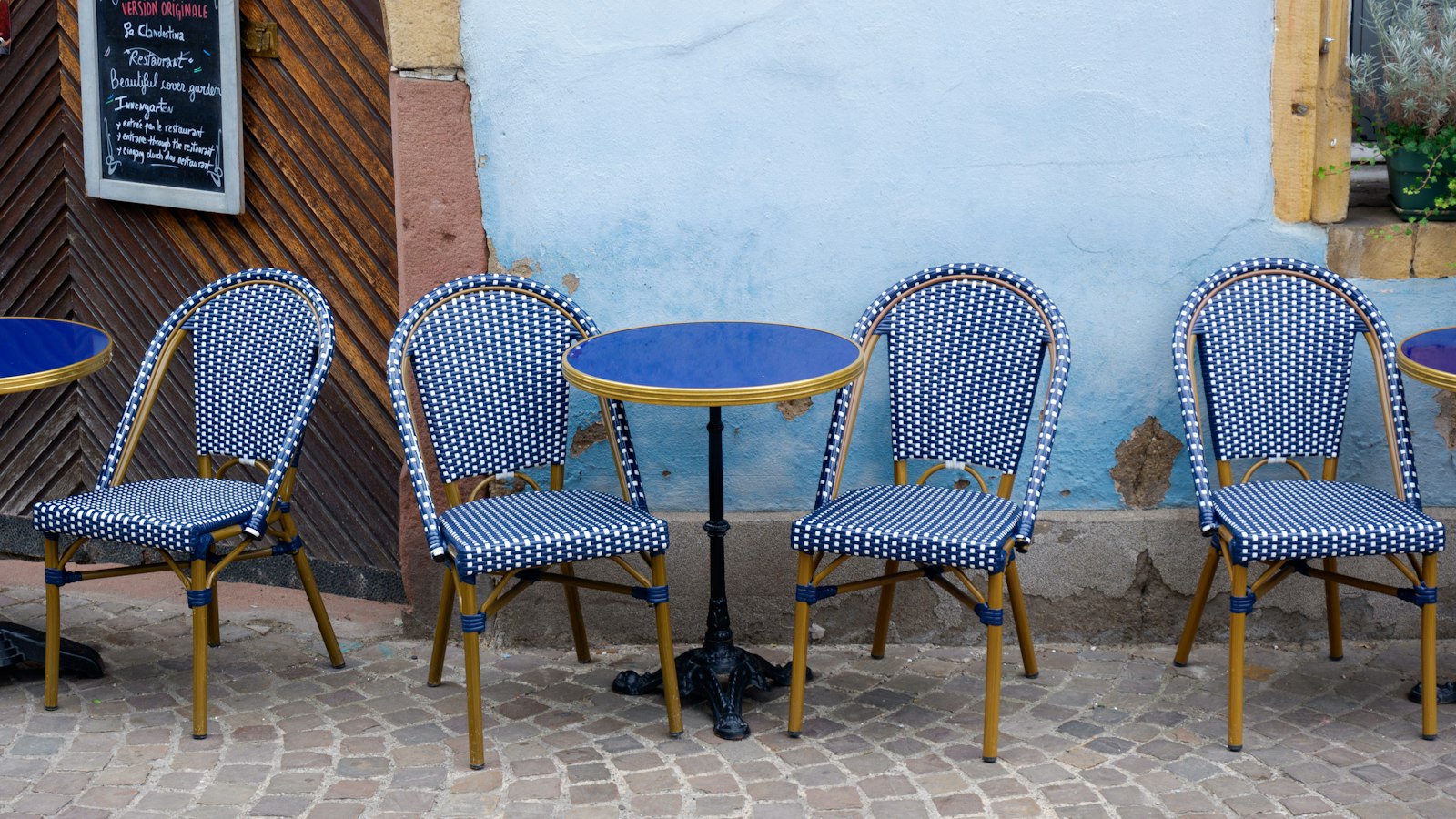 Tables et chaises vides devant un café de Colmar : le redressement et la liquidation judiciaires dans les hôtels, cafés, restaurants