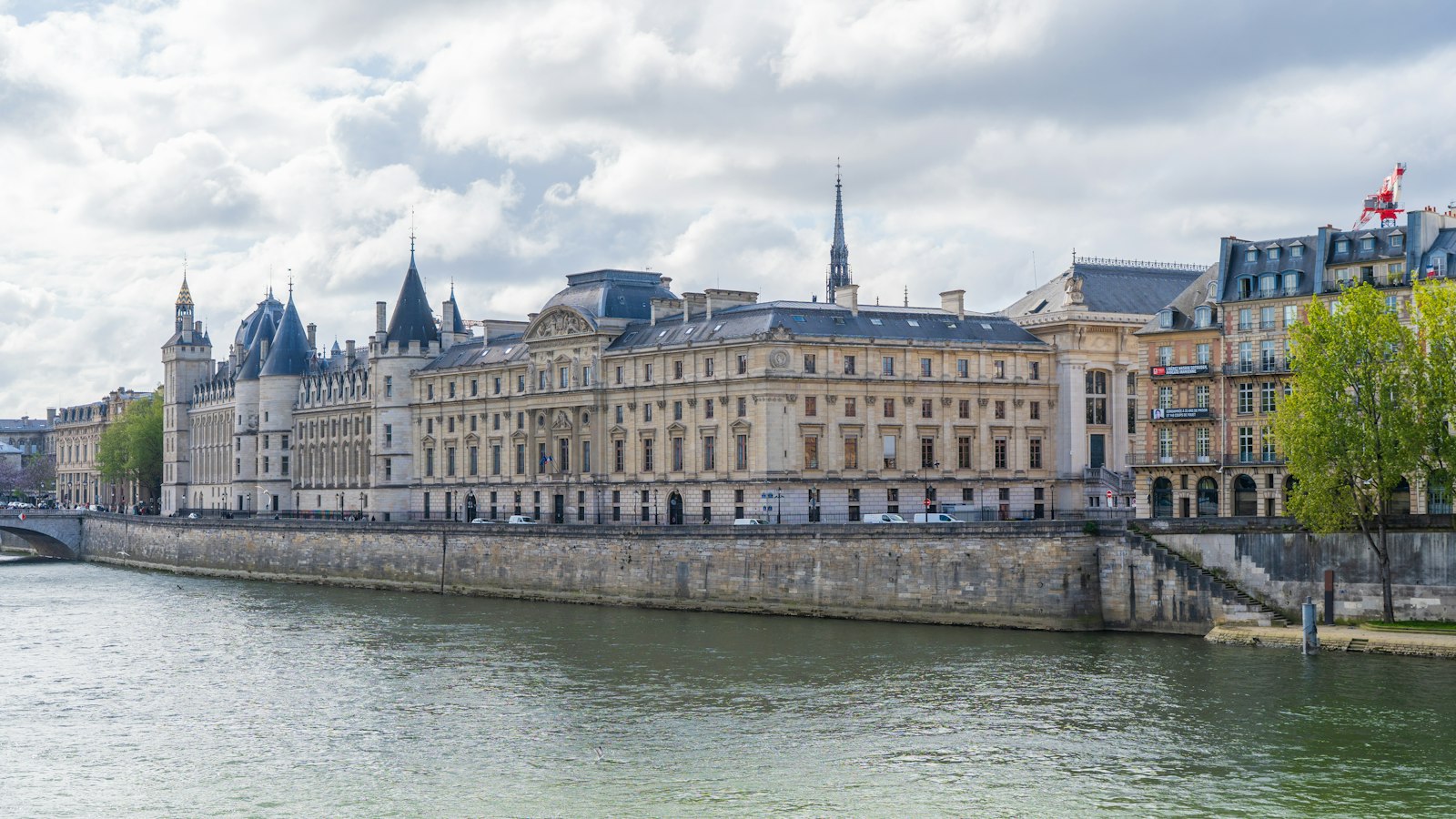 Bâtiment historique de l'île de la Cité au bord de la Seine : le contentieux prud'homal de l'employeur dans les hôtels, cafés, restaurants
