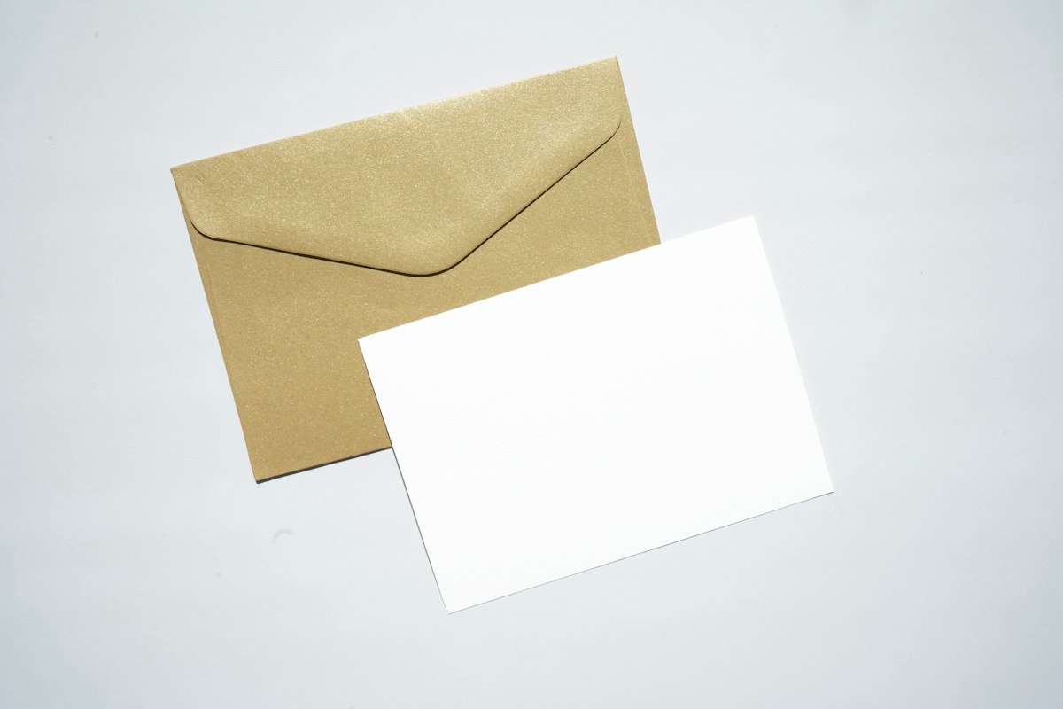 Licenciement d'un salarié protégé après la fin de sa protection : lettre posée sur une enveloppe kraft