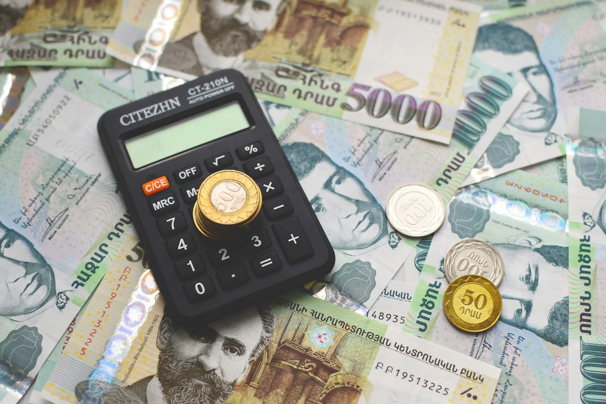 Plafond de la sécurité sociale 2027 : calculatrice posée sur des billets en euros