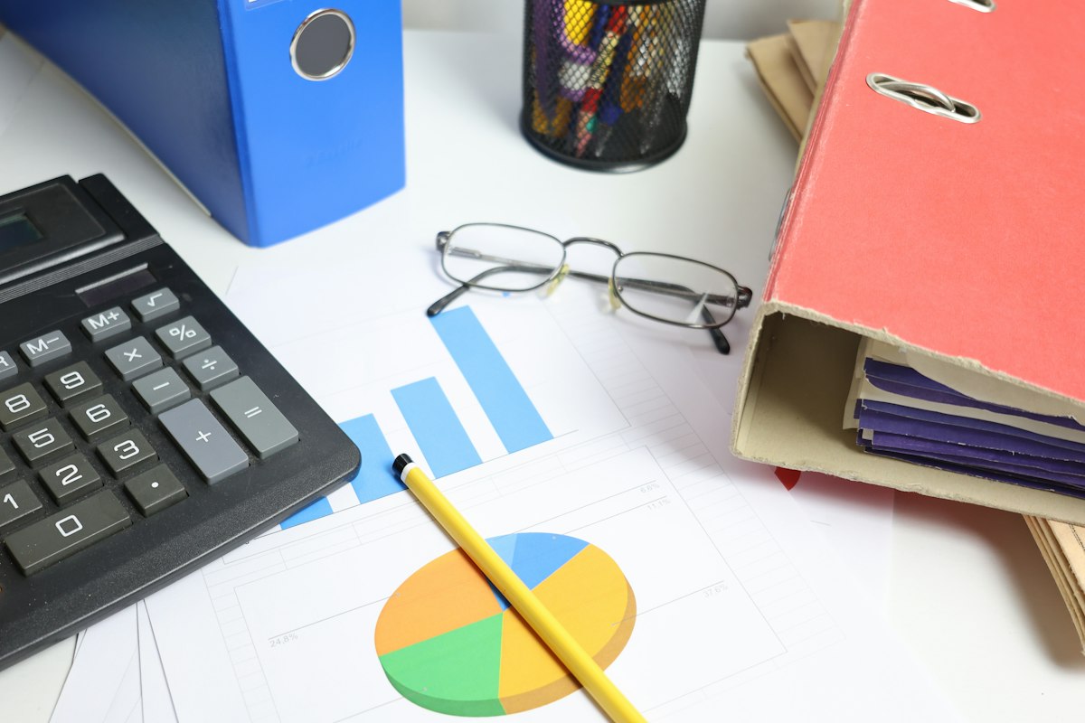 13e mois et congés payés : calculatrice, graphiques et classeurs sur un bureau