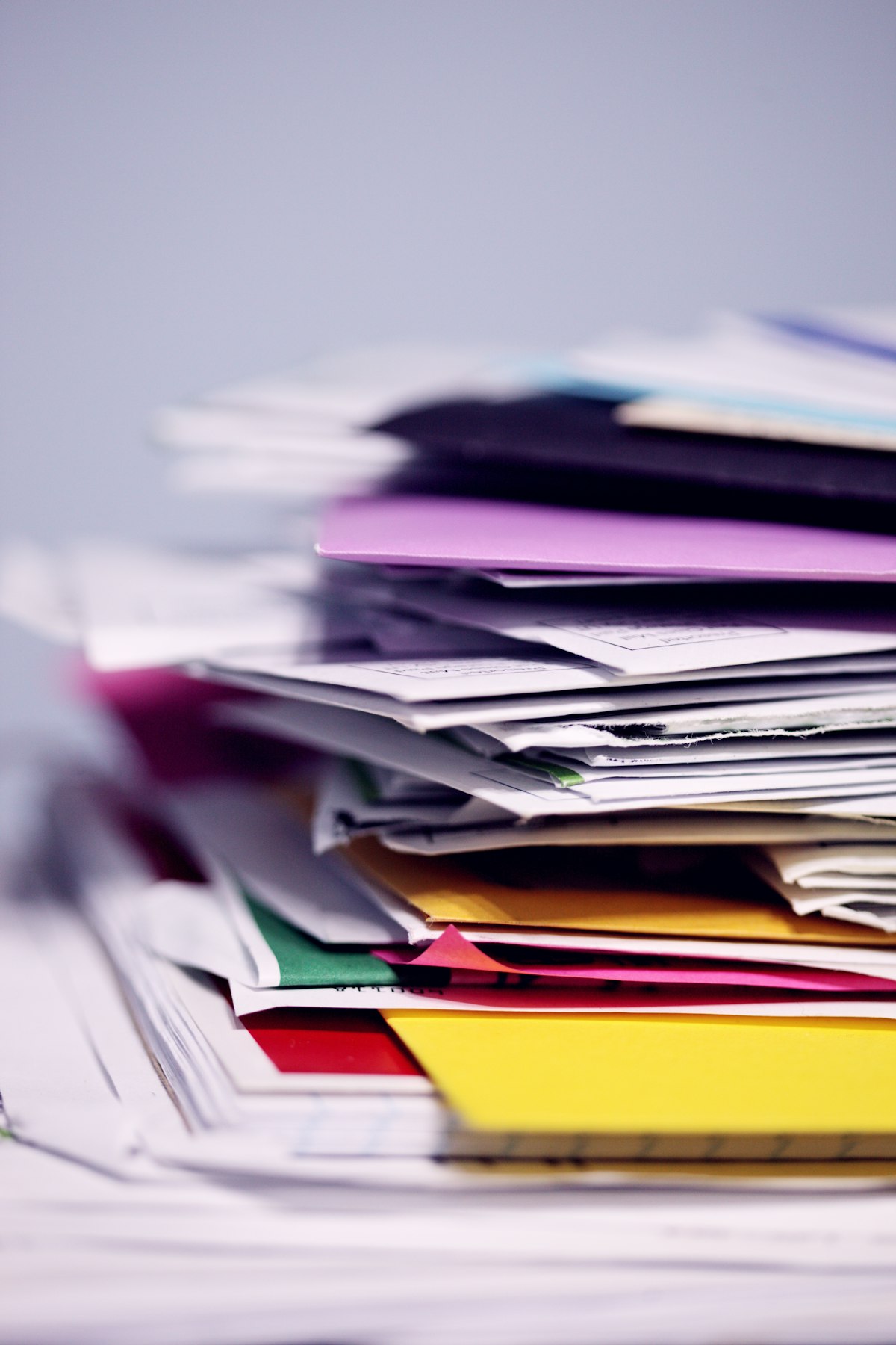 Refus du poste de reclassement en cas d'inaptitude : pile de documents imprimés sur un bureau
