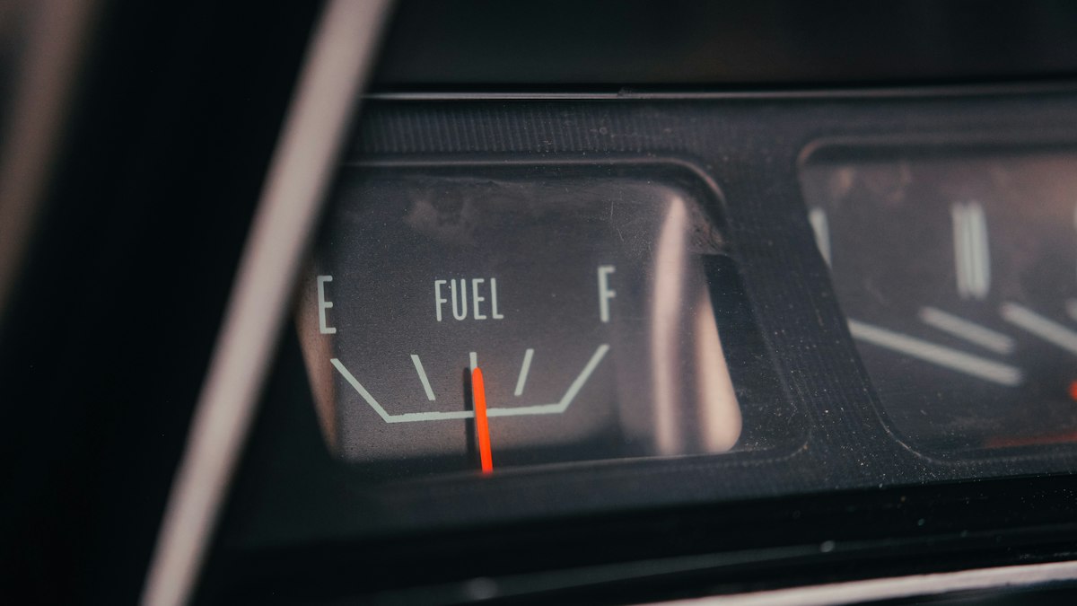 Décret prime carburant : jauge de carburant d'un véhicule indiquant un réservoir presque vide