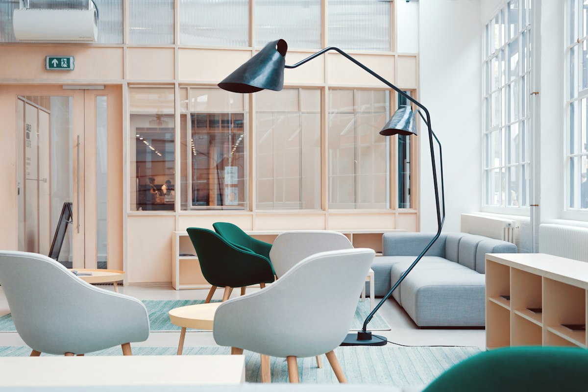Espace de bureaux d'une agence, illustration du licenciement pour vie privée et du trouble objectif dans l'entreprise