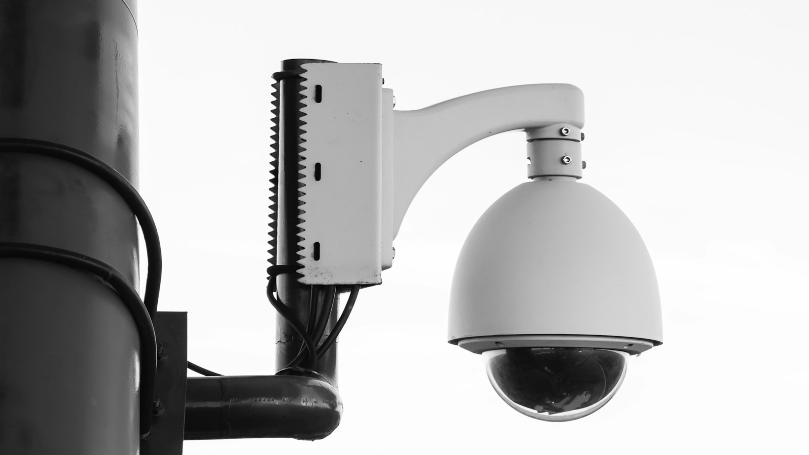 Caméra dôme de vidéosurveillance sur un poteau : l'accès à la profession et le contrôle du CNAPS