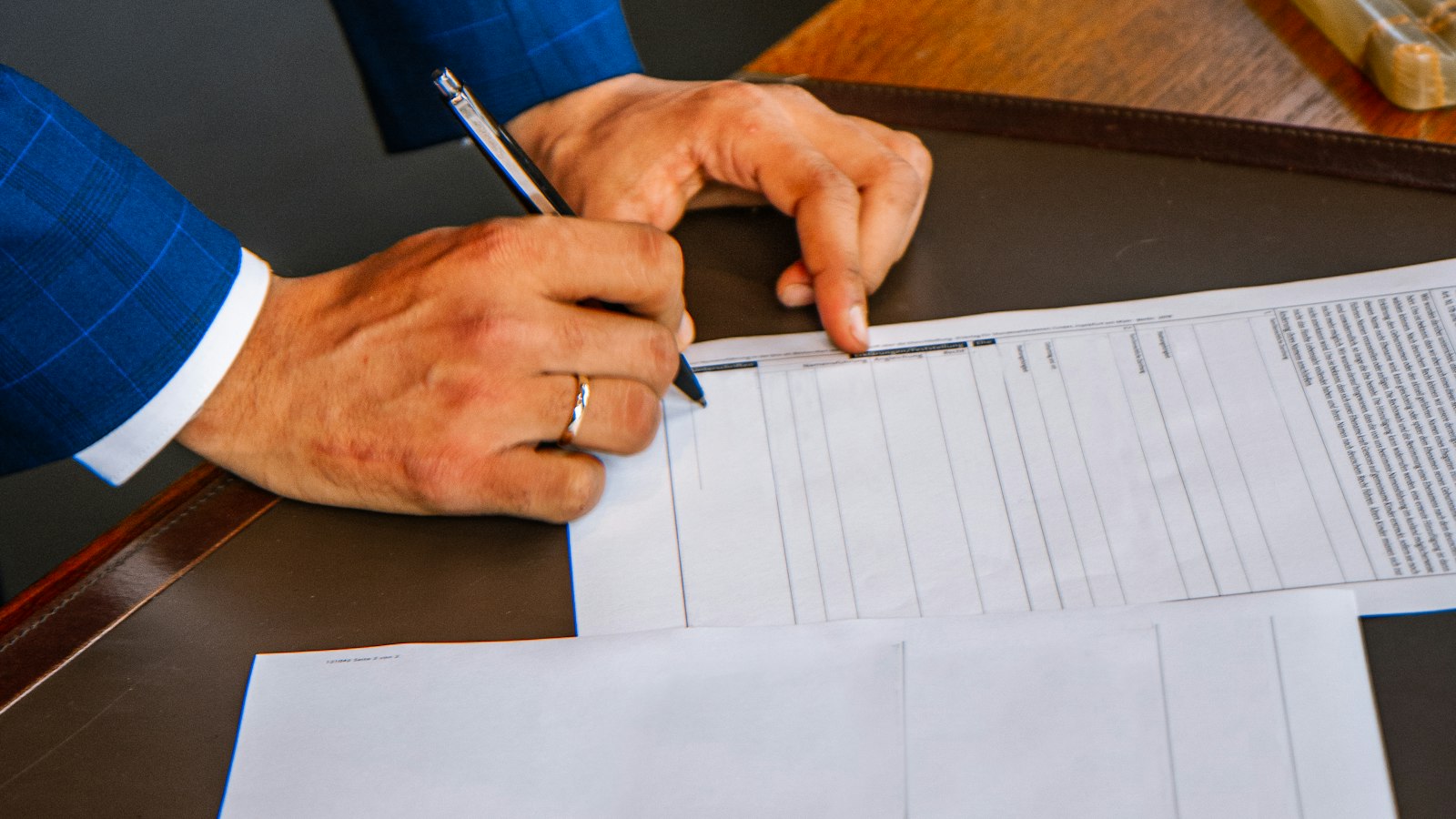Signature d'un contrat sur un bureau : l'embauche et le contrat de travail de l'agent de sécurité