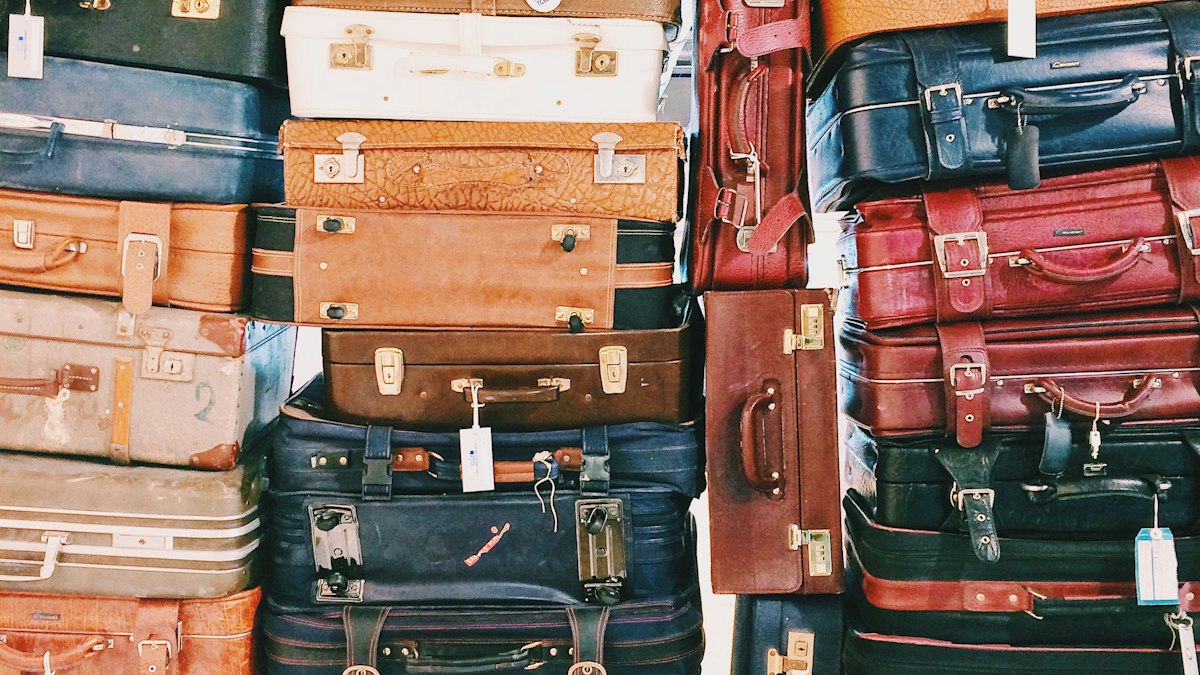 Valises anciennes empilées : les congés, les absences et la protection sociale