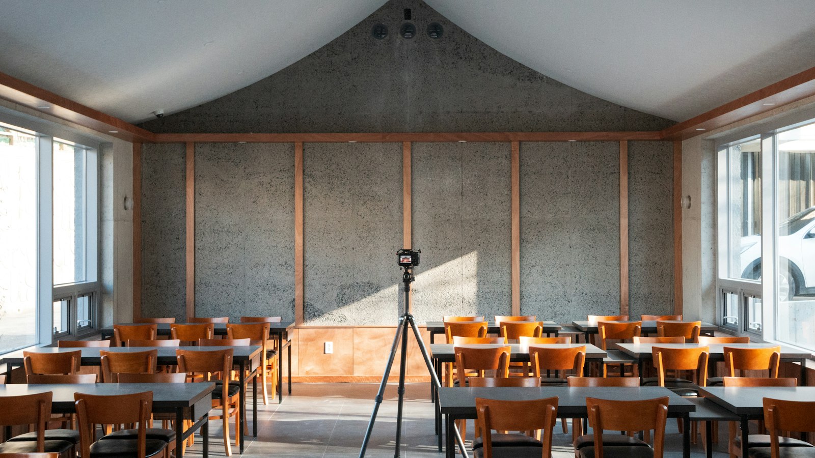 Salle de formation vide avec tables et chaises : le maintien et l'actualisation des compétences (MAC)