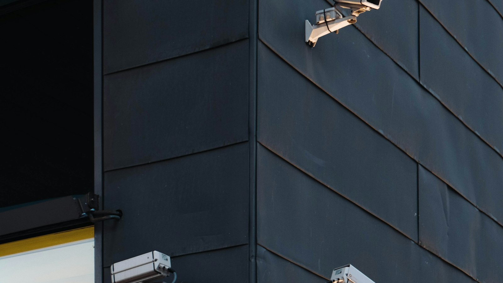Caméras de vidéosurveillance à l'angle d'un bâtiment : les contrôles et les sanctions du CNAPS