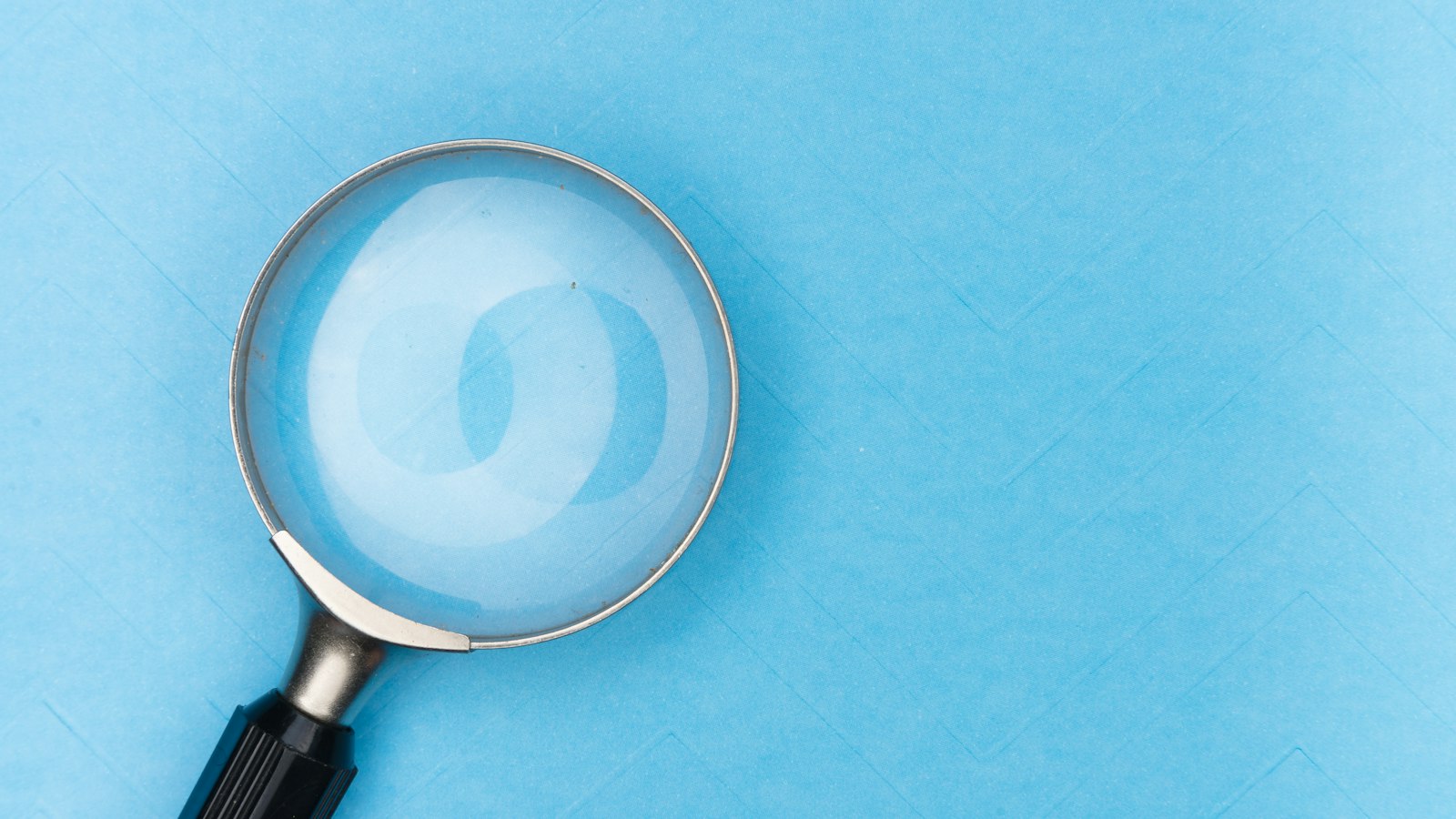Loupe sur fond bleu : les vérifications préalables à l'embauche d'un agent de sécurité