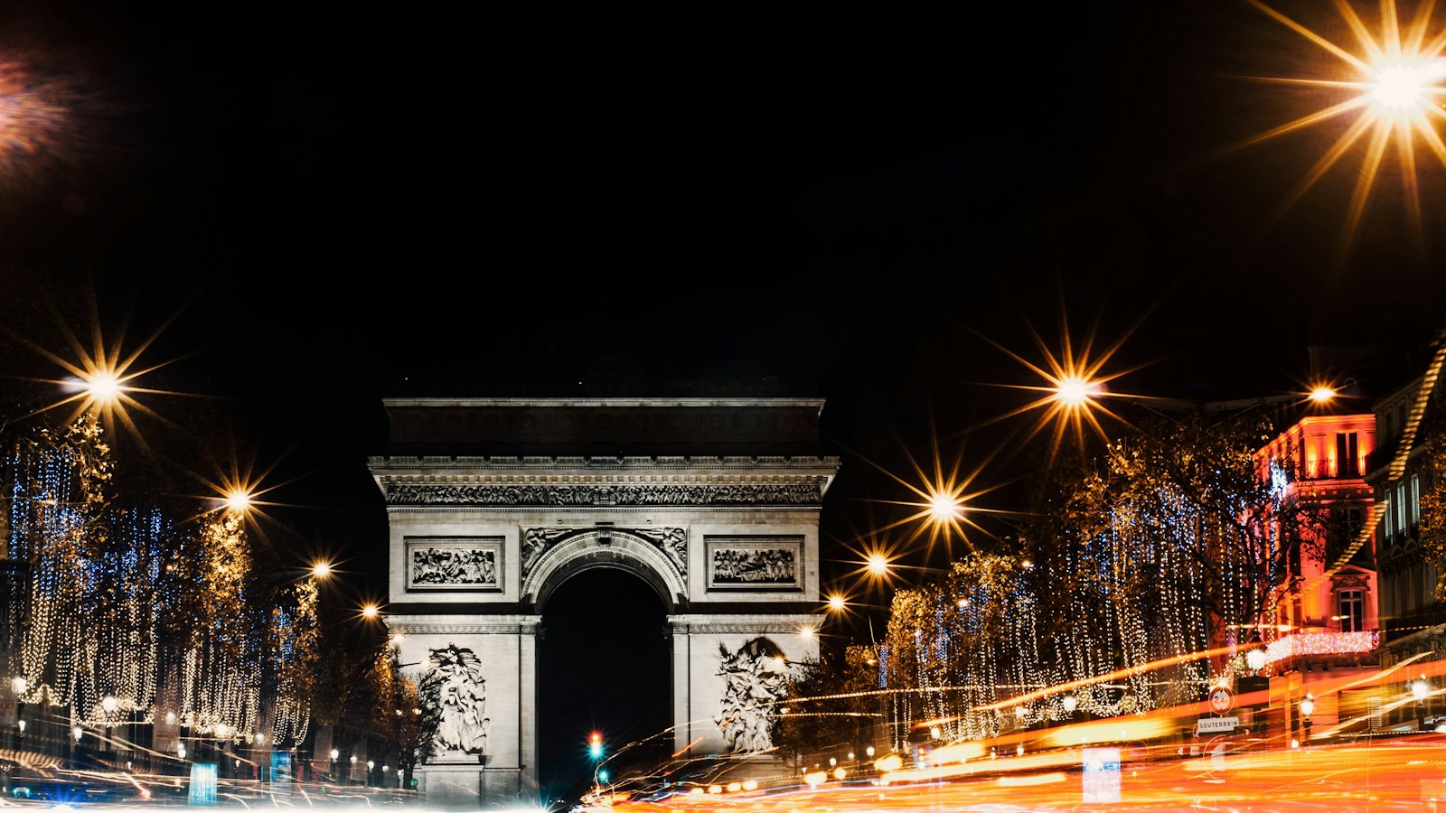 Circulation nocturne sur les Champs-Élysées en pose longue : la mobilité entre sites et l'affectation des agents