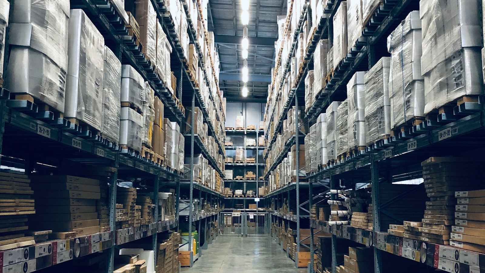 Allée d'un entrepôt logistique : les salariés transférables et les quotas de reprise