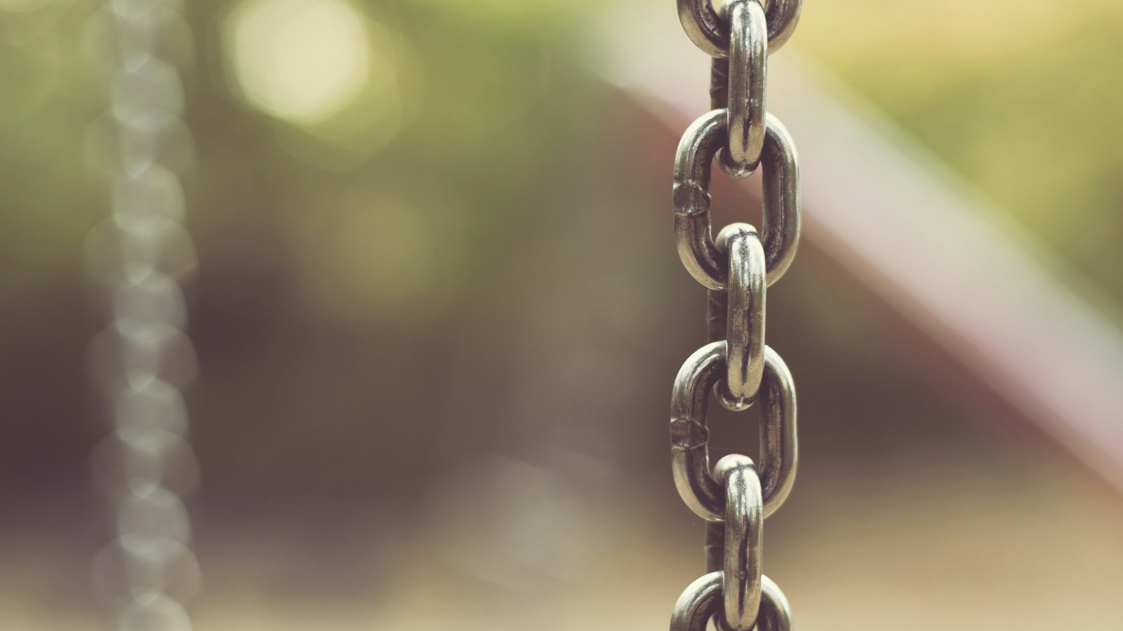 Chaîne en acier aux maillons successifs : la sous-traitance entre entreprises de sécurité