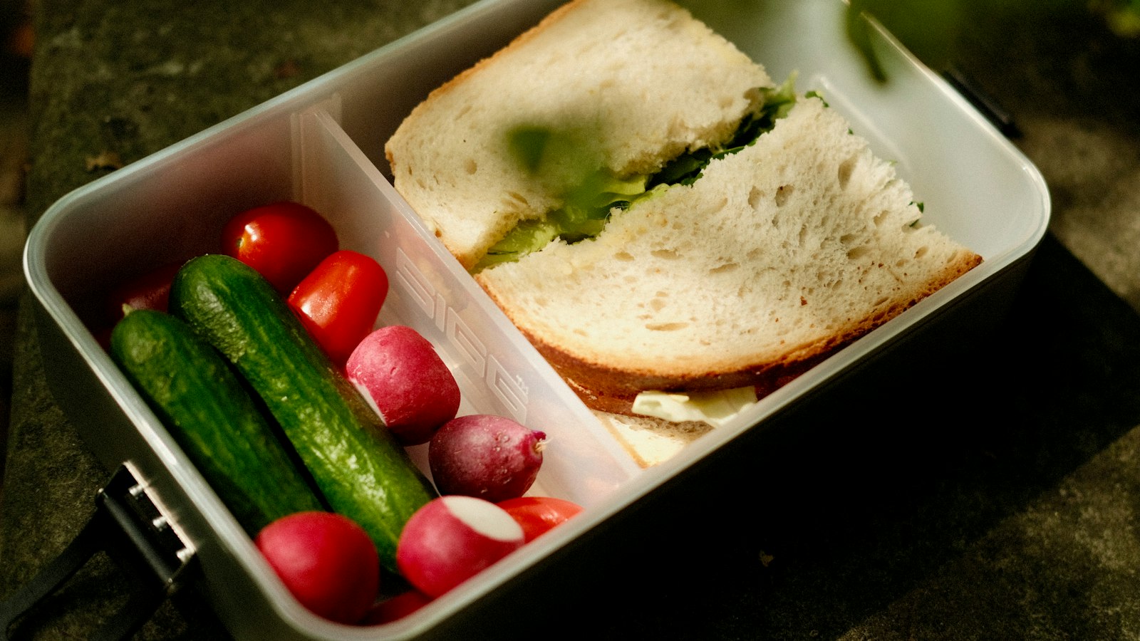 Boîte repas métallique garnie d'un sandwich : la prime de panier des agents de sécurité