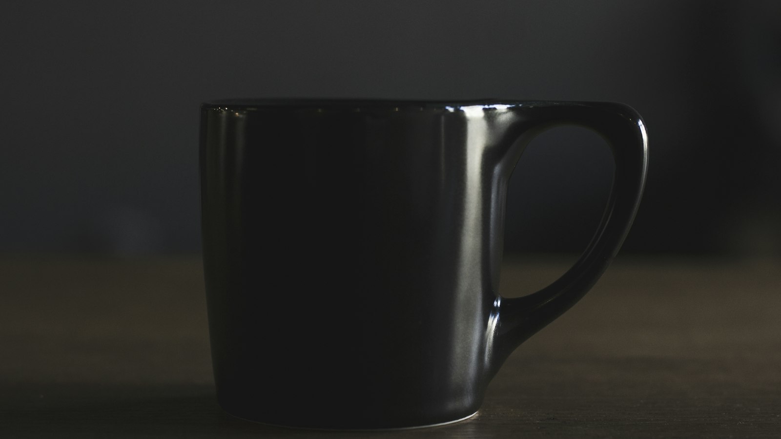 Tasse noire dans la pénombre : les pauses et le temps d'habillage