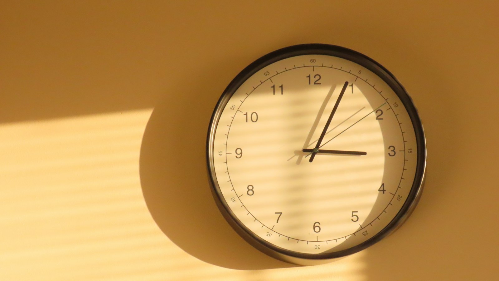 Horloge murale et son ombre : les plannings et les délais de prévenance