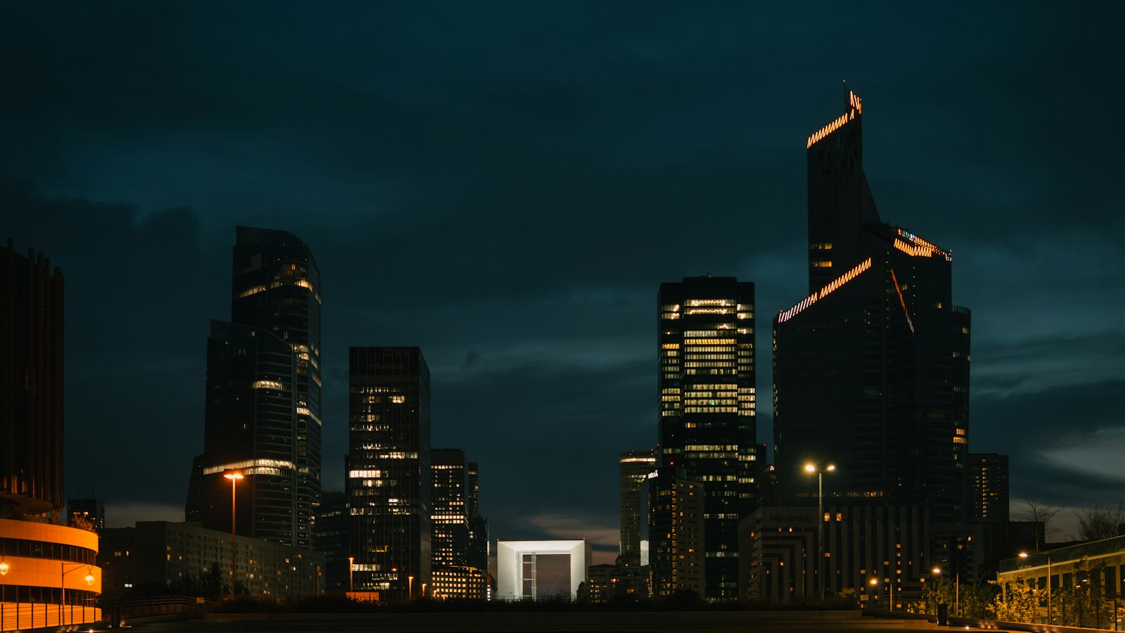 Tours de bureaux de La Défense éclairées la nuit : le travail de nuit des agents de sécurité