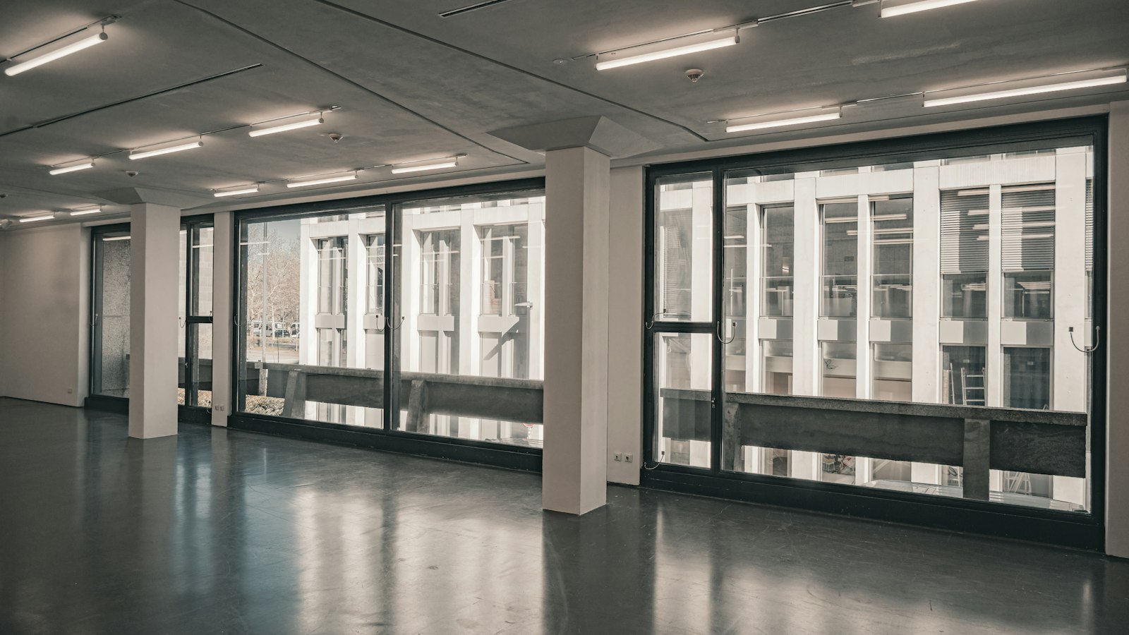 Plateau de bureaux vide et éclairé : le travail du dimanche dans la sécurité privée