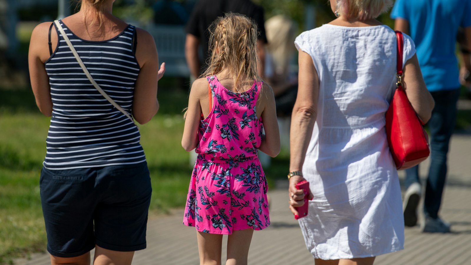 Famille vue de dos marchant dans une rue : les congés pour événements familiaux