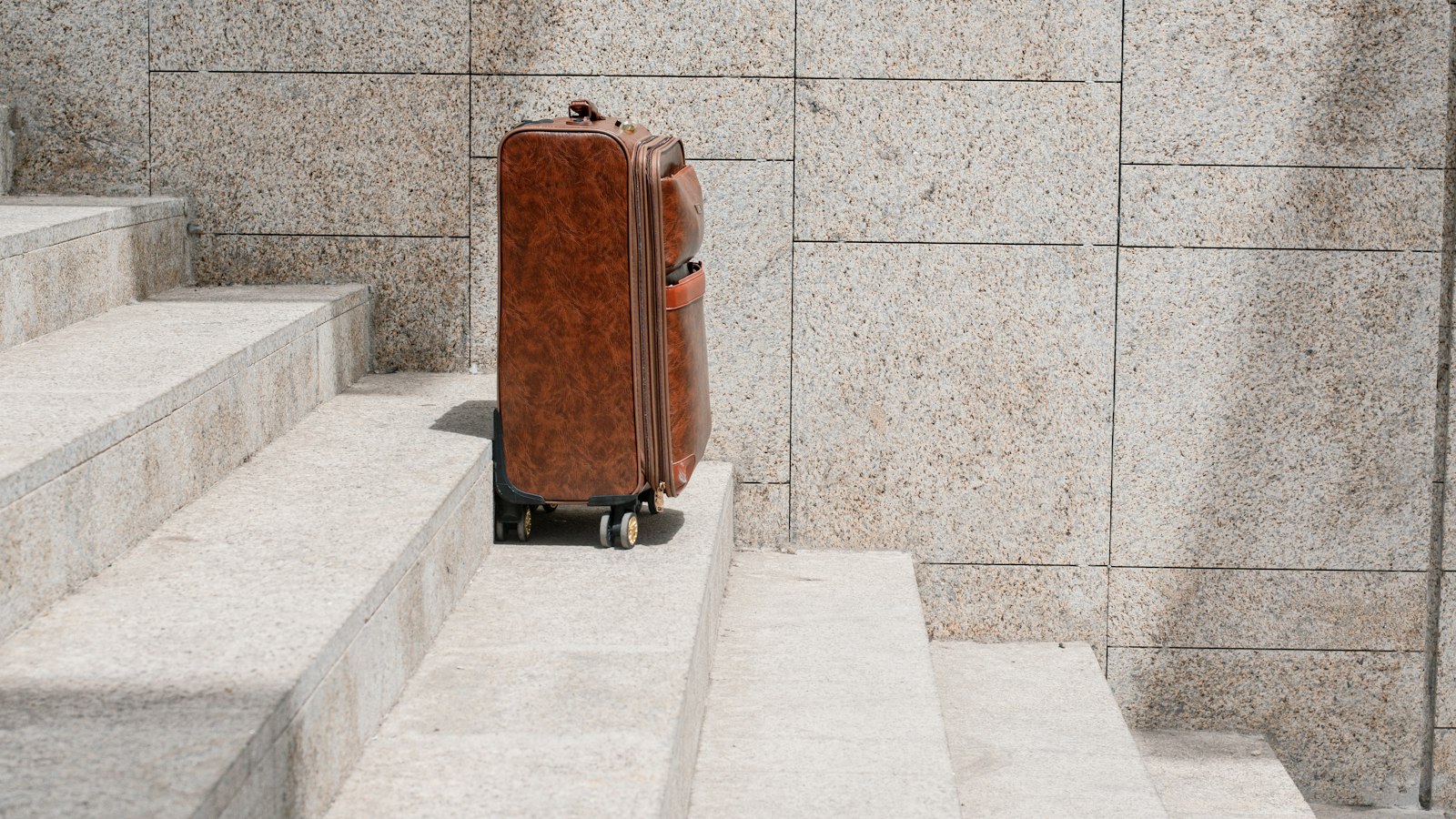 Valise posée sur un escalier de pierre : les congés payés des agents de sécurité