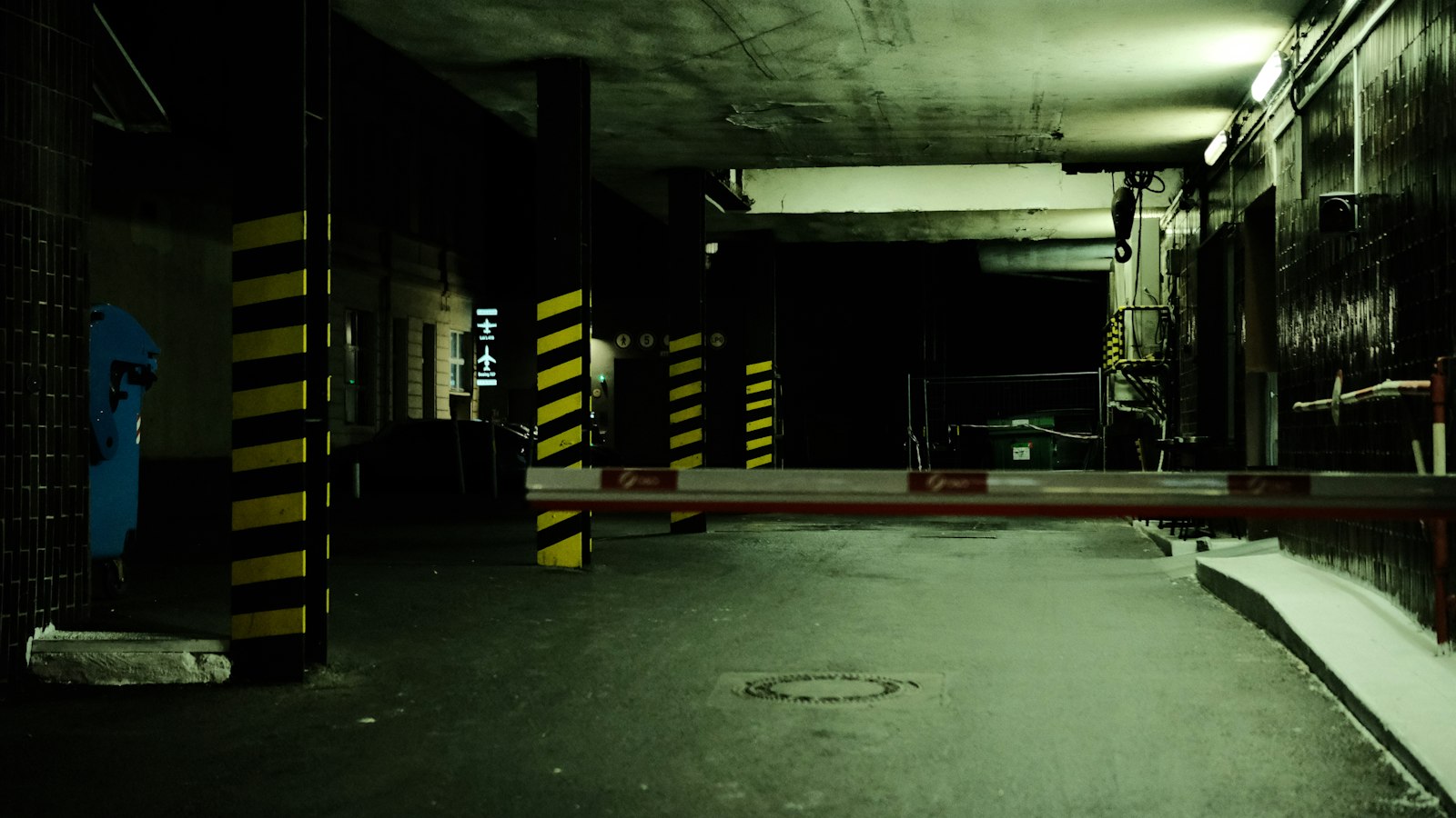 Parking souterrain sombre fermé par une barrière : les agressions et les violences subies par les agents