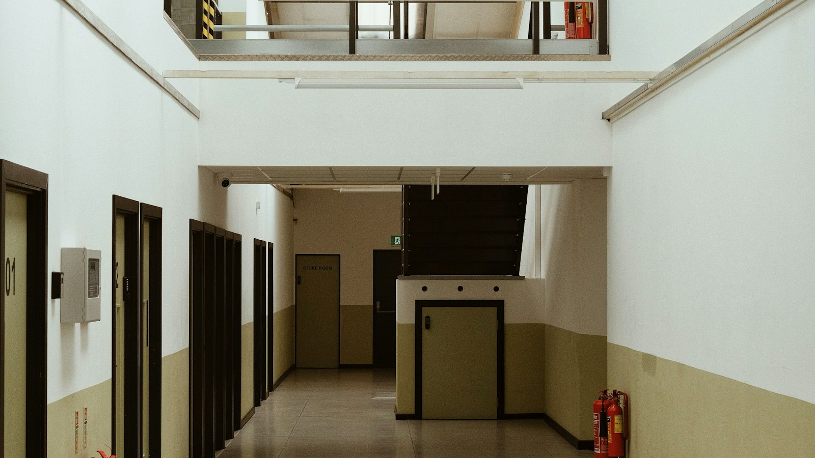 Couloir de bâtiment industriel bordé d'extincteurs : l'accident du travail sur le site d'un client