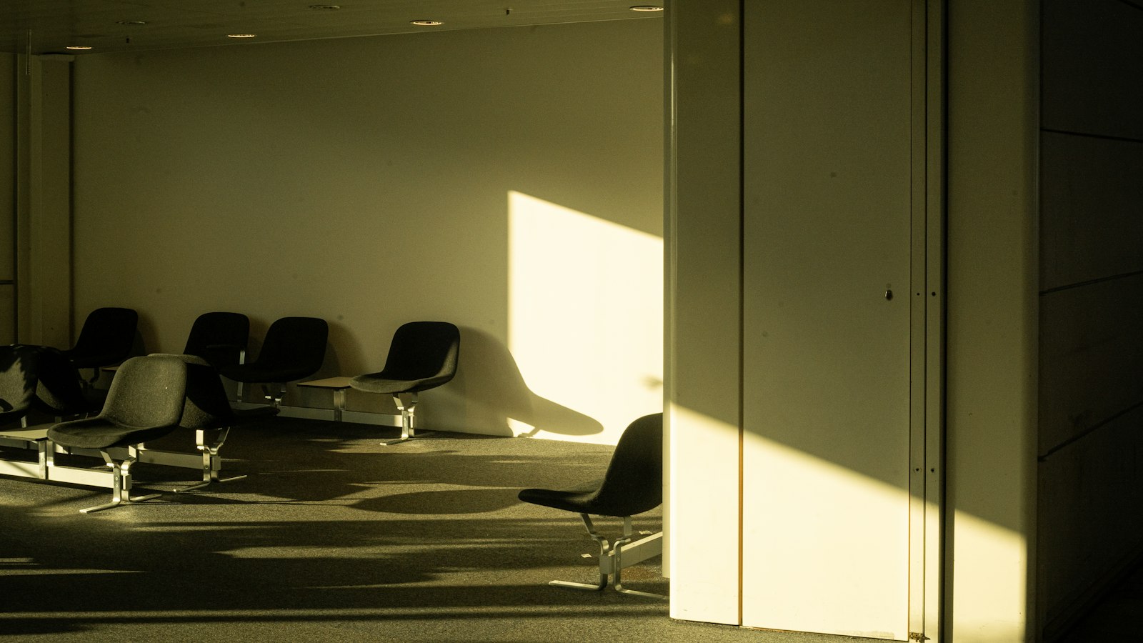 Salle d'attente aux sièges vides : l'inaptitude de l'agent de sécurité